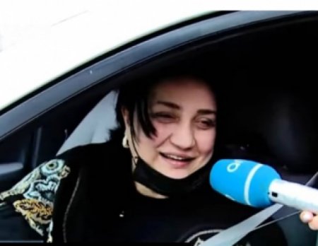 Aktrisa taksi sürücülüyü edərkən görüntüləndi: “Çəkməyin, ayıbdır…” – Video