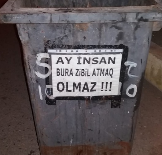 Sumqayıtda zibil qutusunun üstündə QƏRİBƏ ELAN — FOTO