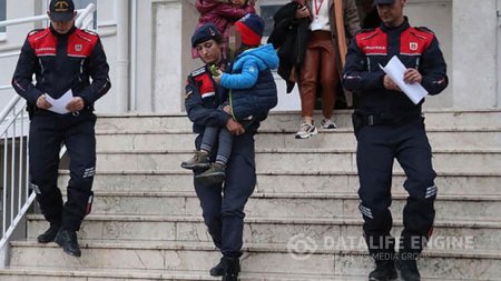 Polislər oğurlanmış uşaqları tapmaq üçün fəhləlik etdilər