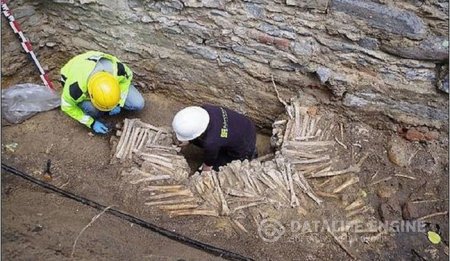 İnsan sümüklərindən hörülmüş divar aşkarlandı