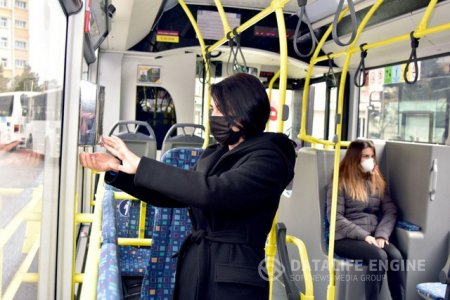 Bakıda avtobuslarda dezinfeksiyaedici məhlul yerləşdirilib - FOTOLAR