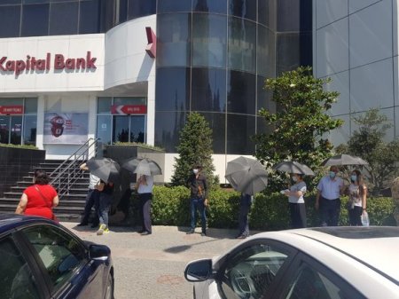 “Kapital Bank” filialların önündə müştəriləri günvurmadan qoruyur - FOTO