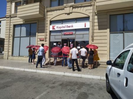 “Kapital Bank” filialların önündə müştəriləri günvurmadan qoruyur - FOTO