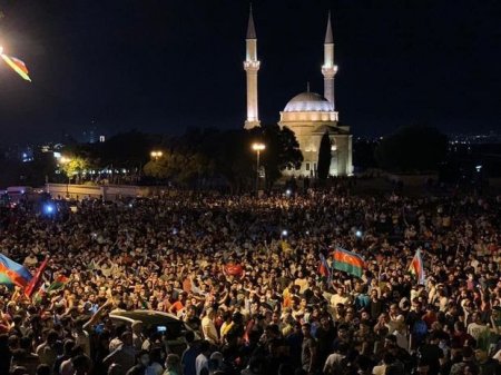 Bakıda cəbhəyə dəstək mitinqi davam edir