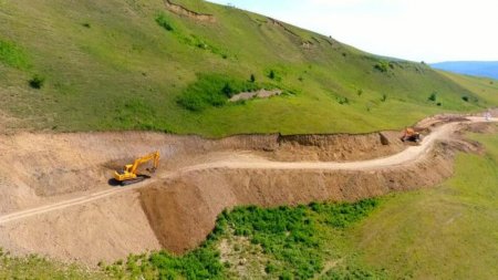 Azərbaycanda dağlıq ərazidə yeni yol salınır - FOTO