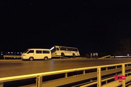 SON DƏQİQƏ: Bakıda sərnişin avtobusu qəzaya uğrayıb - FOTO