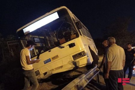 SON DƏQİQƏ: Bakıda sərnişin avtobusu qəzaya uğrayıb - FOTO