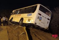 SON DƏQİQƏ: Bakıda sərnişin avtobusu qəzaya uğrayıb - FOTO