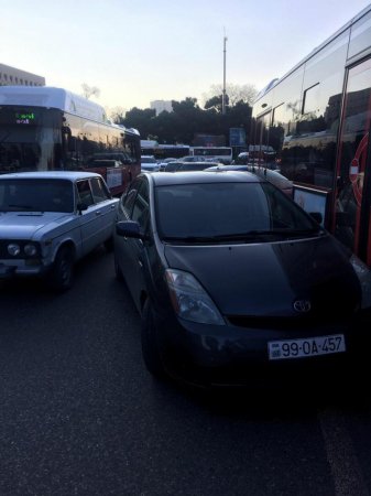 Bakıda yol qəzası tıxac yaradıb - FOTO