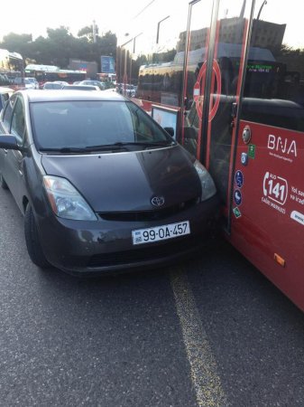 Bakıda yol qəzası tıxac yaradıb - FOTO